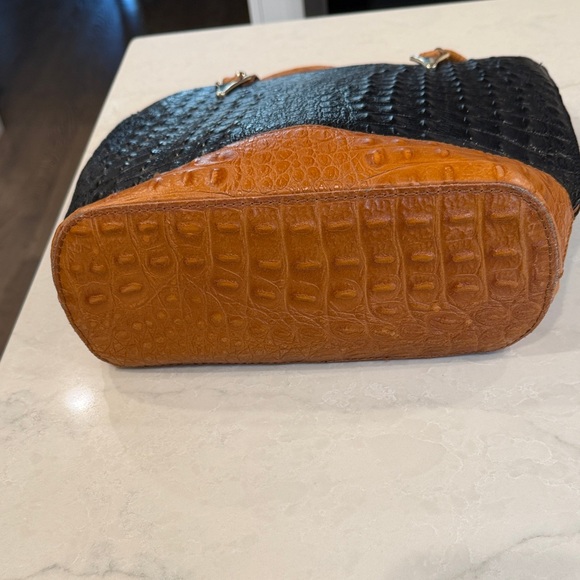 Chic Black and Tan Shoulder Bag - Picture 3 of 9